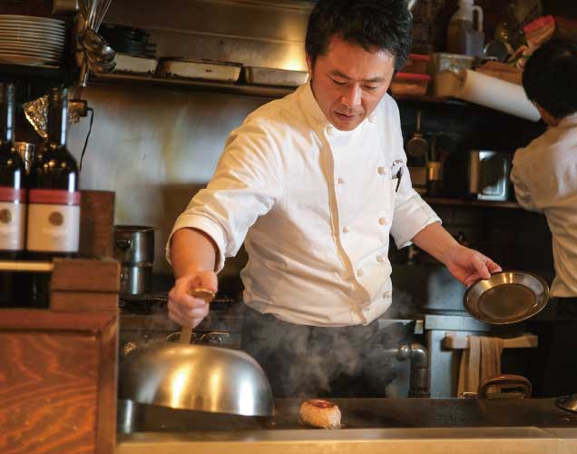 調理中の清原 悟さん