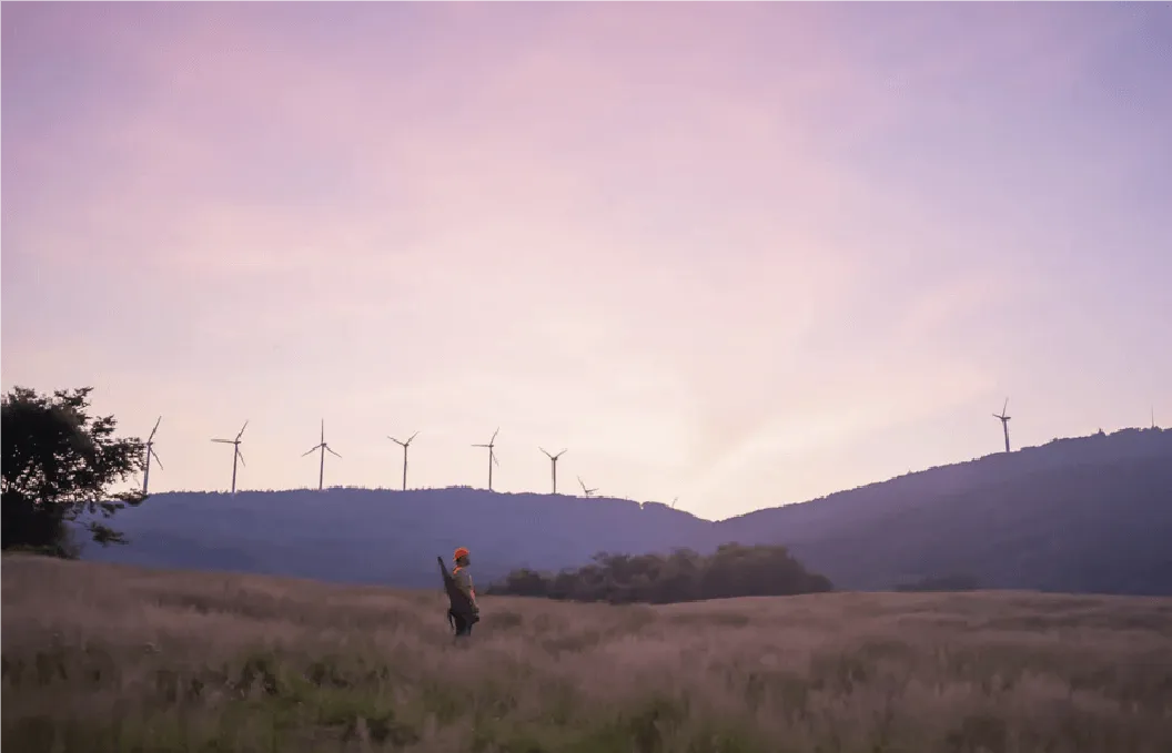 ハンターさんと広大な山の風景写真