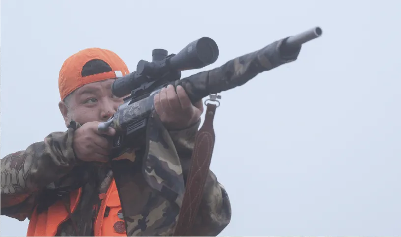 銃を構えるハンターさんの写真